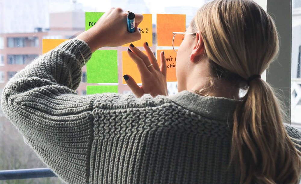 Девушка пишет на стекле