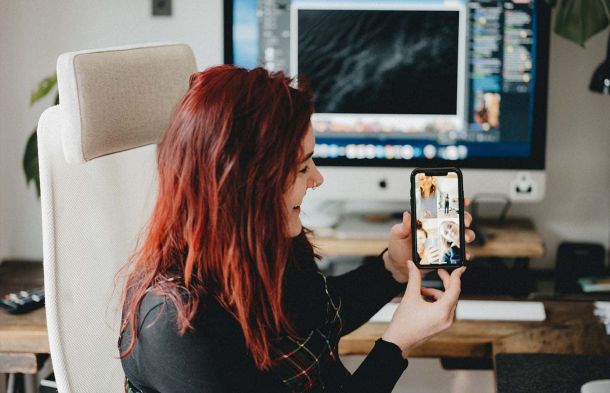 Девушка с телефоном в руке