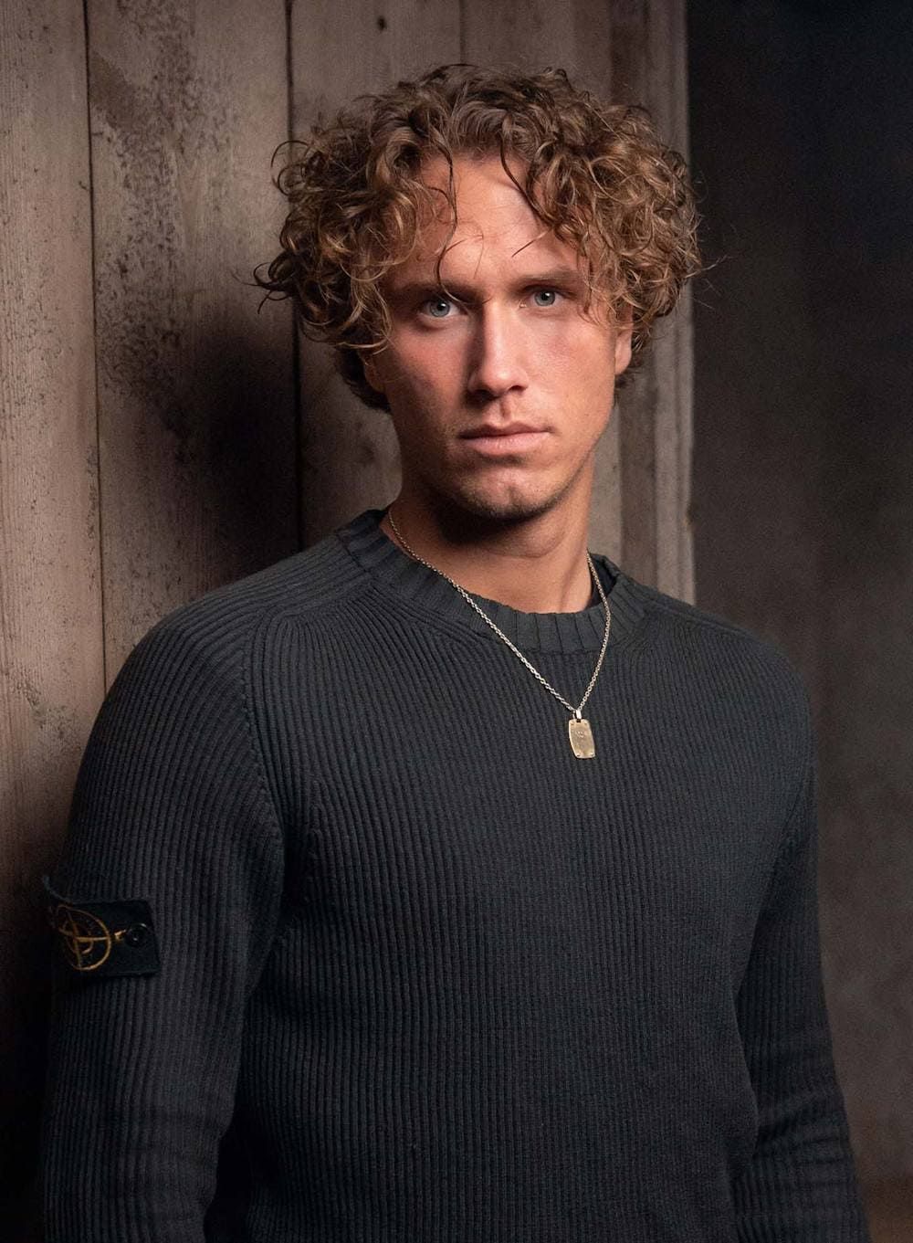 Парень с кудрявыми волосами