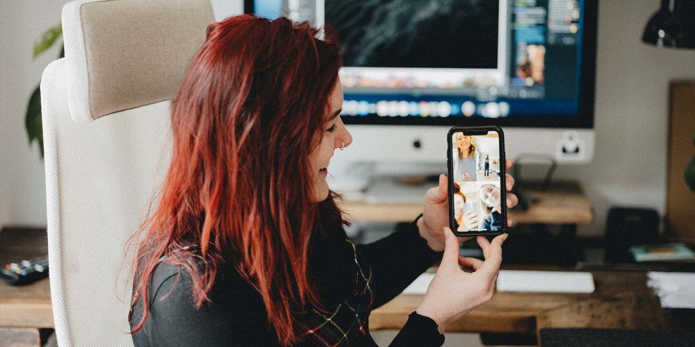 Девушка с телефоном в руке