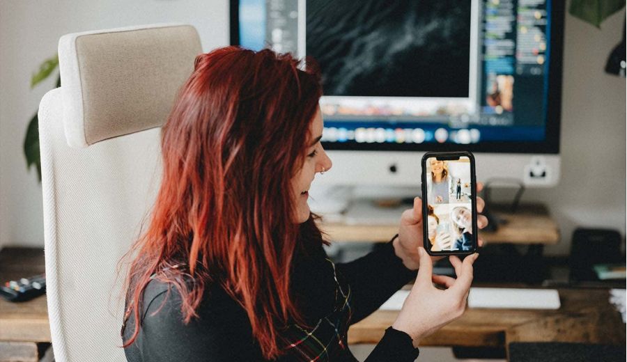 Девушка с телефоном в руке