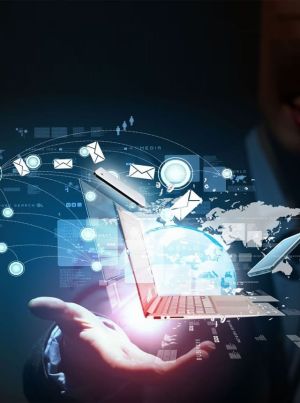 Ноутбук в руке